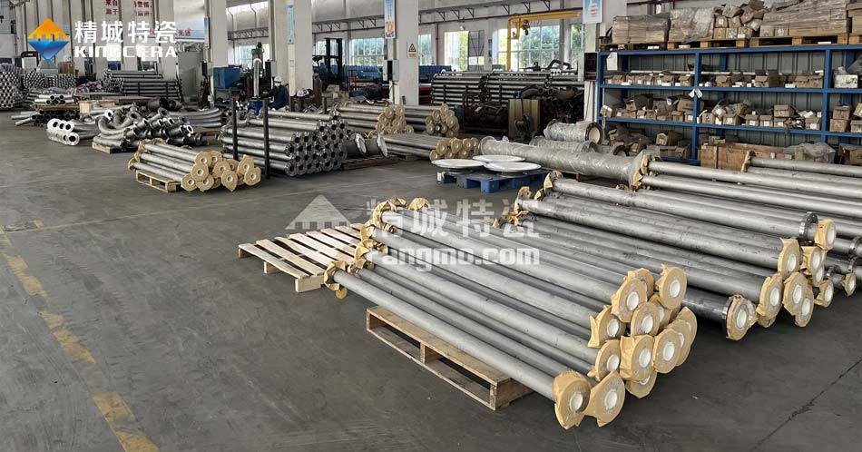 Z6尊龙特瓷锂电池内衬陶瓷运送管道生产车间